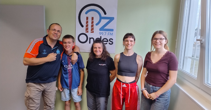 Les acteurs de l'émission en photo de groupe