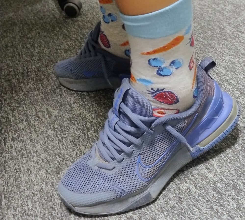 Chaussette avec sur fond blanc, carottes, fraises et myrtilles